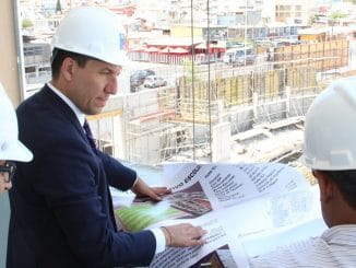 Construcción de complejo deportivo escolar supera el 50% de avance