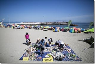 Greenpeace llegó hasta Antofagasta junto a activistas locales y nacionales para realizar durante este fin de semana una limpieza y auditoría de la contaminación en el balneario municipal y así ilustrar la cantidad de plástico que se genera entre los veraneantes de la región. Además, instalaron dos botellas gigantes que impactaron a los veranenate que estaban en el lugar.