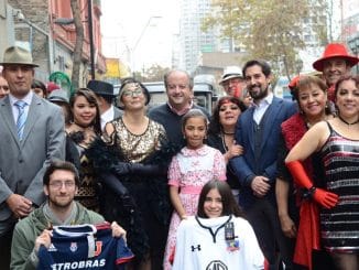 Ministro Monckeberg encabezó inédito remate de camisetas deportivas en el Día del Patrimonio en la “Tía Rica”