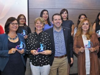 Dra. Catherine Lizama recibió reconocimiento en el Día Internacional de la Mujer