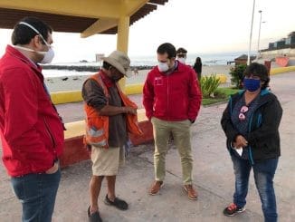 Entregan mascarillas y alimentos fríos a personas en situación de calle Entregan mascarillas y alimentos fríos a personas en situación de calle