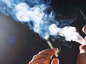 Humo del cigarrillo podría ser vehículo de transmisión del Covid-19