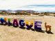 Comuna fronteriza de Ollagüe da la bienvenida a sus visitantes luciendo coloridas letras volumétricas