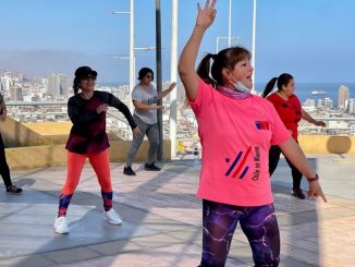 Usuarias de taller Mujer y Deporte "se toman" plaza Teniente Merino para la práctica de actividad física