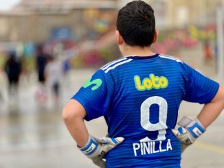 Escuela de Fútbol Luchando por un Sueño recibió implementación deportiva gracias a Mindep-IND