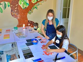 Con gran entusiasmo se dio inicio al taller de mosaicos para niños y niñas en la casa de la cultura