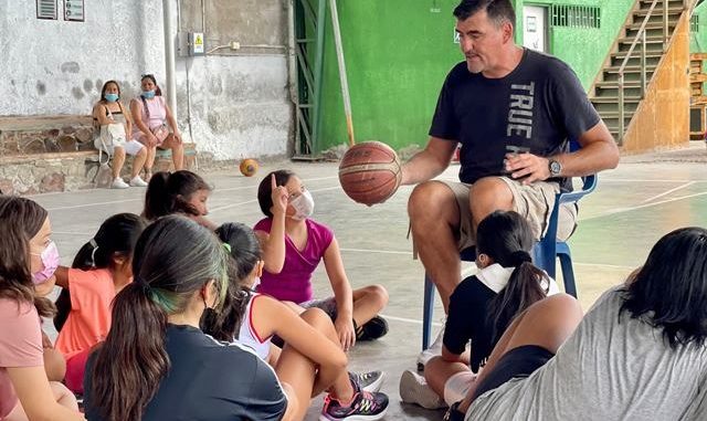 Ex seleccionado nacional Patricio Briones dictó clínica de baloncesto de baloncesto a deportistas de Antofagasta