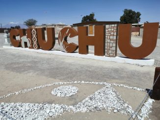 San Francisco de Chiu Chiu, puerta de entrada a Alto El Loa, recibe a sus visitantes con letras volumétricas que resaltan a la cultura atacameña