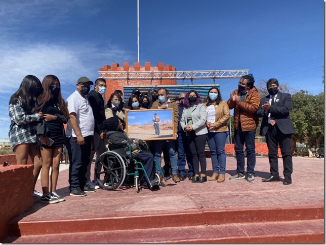 Autoridades junto a familia de Alejandro Gonzaělez en homenaje poěstumo