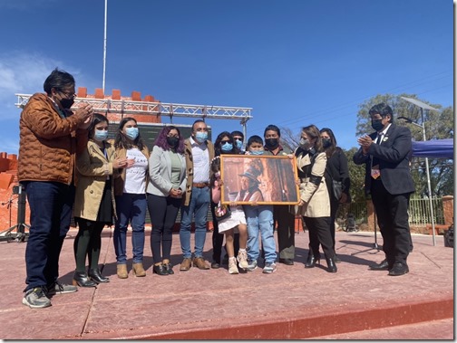 Autoridades junto a familia de Elena Tito en homenaje poěstumo