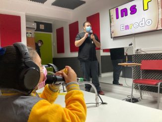 Niños mejoran su lenguaje con innovadoras salas escolares de audio Niños mejoran su lenguaje con innovadoras salas escolares de audio