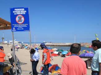 Municipalidad de Antofagasta refuerza prohibición de parlantes con letreros en las playas