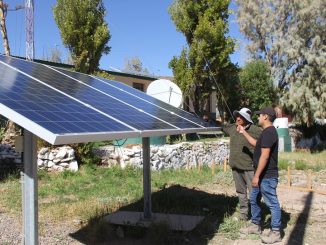 Estudiante Becado por El Abra retribuye a comunidad de Toconce con mejoras en paneles solares