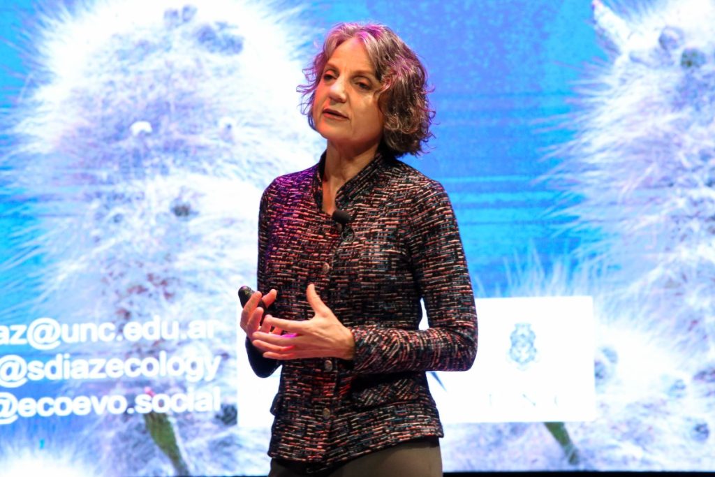 Sandra Myrna Diaz en inauguración del Festival de Ciencia Puerto de Ideas Antofagasta: “Todo lo vivo en el planeta está conectado y se llama naturaleza”