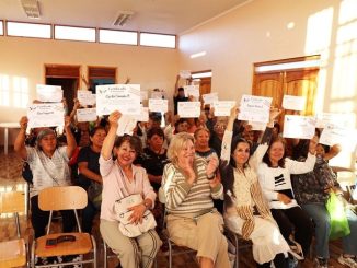 Más de 60 vecinas y vecinos de San Pedro de Atacama participaron en talleres de textiles y reutilización de botellas de vidrio