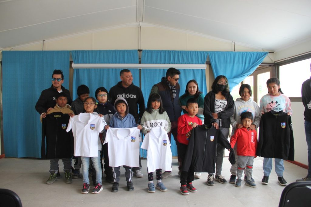 Con programa de voluntariado de Minera El Abra trabajadores entregan uniformes en Escuela de Caspana