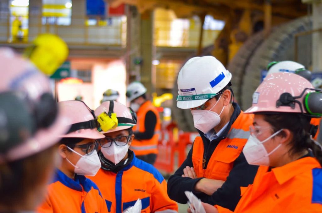 Imparten webinar de logística a estudiantes gracias a convenio entre Komatsu y Santo Tomás