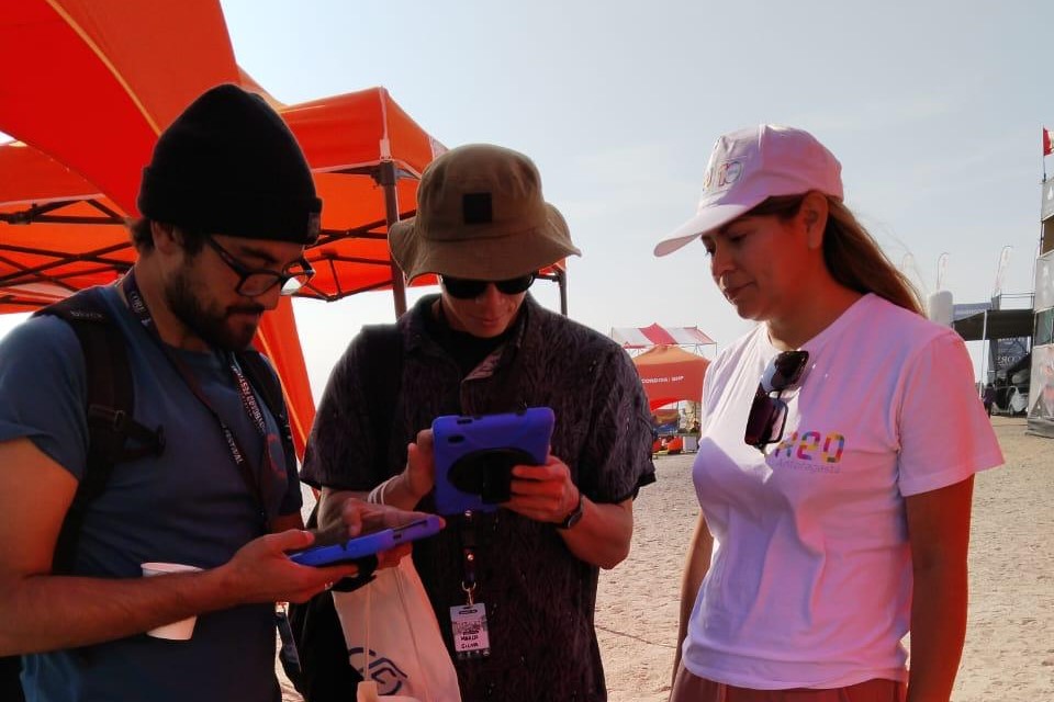 Masiva participación en encuesta medioambiental realizada por CREO Antofagasta en el Antofagasta Bodyboard Festival - ABF 2023