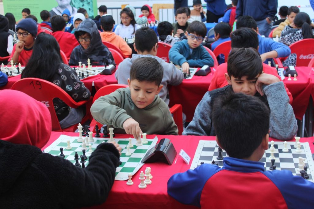 Más de 150 escolares de la región participaron en inicio de circuito de ajedrez en Antofagasta