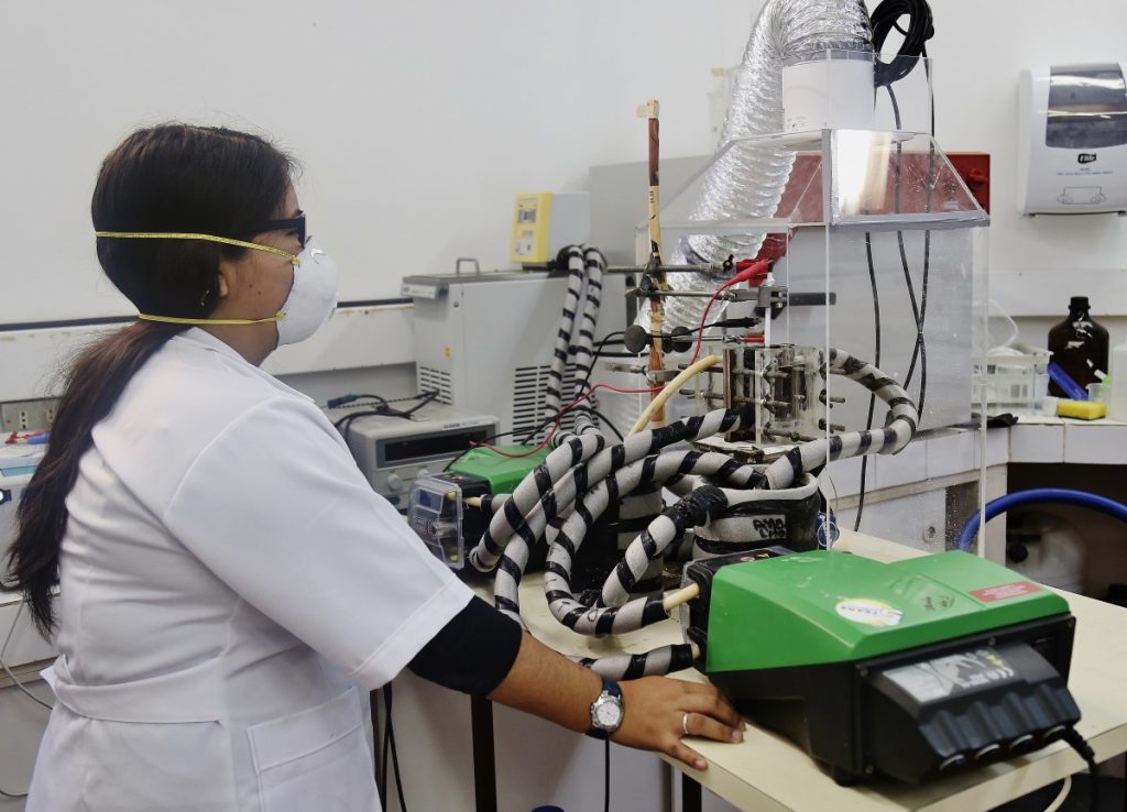 Universidad de Antofagasta y SQM forman plataforma tecnológica para desarrollar nuevos procesos, materiales y baterías de litio