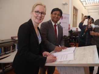 Embajadora de Finlandia firma convenio para capacitar a profesores de la región