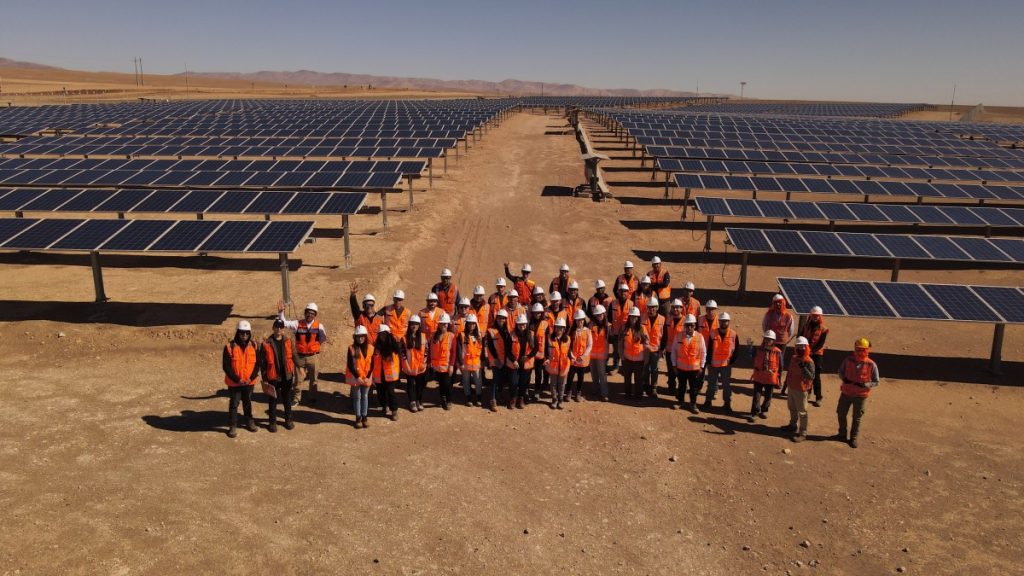 Estudiantes conocieron funcionamiento de planta solar fotovoltaica