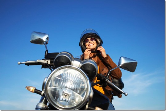 Mujer poniéndose el casco