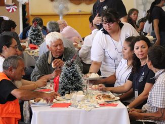 Emotiva cena inclusiva navideña benefició a 50 personas en situación de calle en Antofagasta
