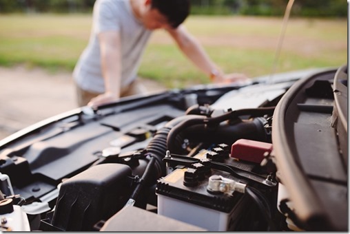 joven-desesperado-agarro-cabeza-porque-su-coche-averio-carretera-no-es-posible-repararlo