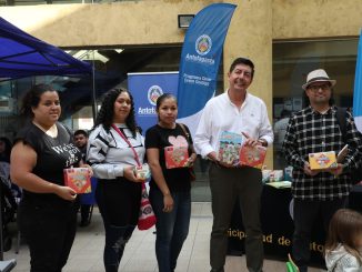 Exitosa jornada de entrega de material educativo en el hall de la Municipalidad de Antofagasta