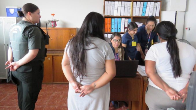 Internas del Centro Penitenciario Femenino reciben dosis de vacunación contra la influenza y covid