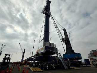 Nuevas grúas móviles de alta tecnología arribaron a Puerto Angamos Nuevas grúas móviles de alta tecnología arribaron a Puerto Angamos
