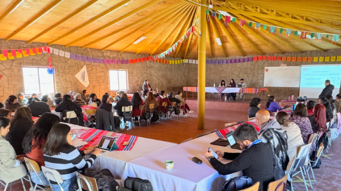 Autoridades dialogan con dirigentas del interior de la zona