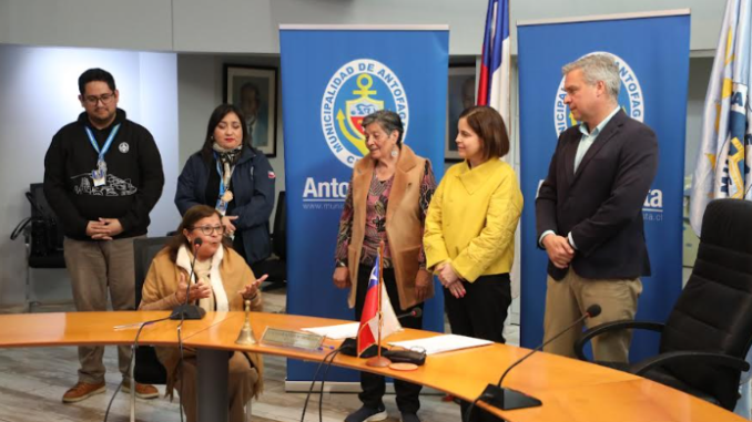 80 adultos mayores serán capacitados en alfabetización digital tras alianza público privada