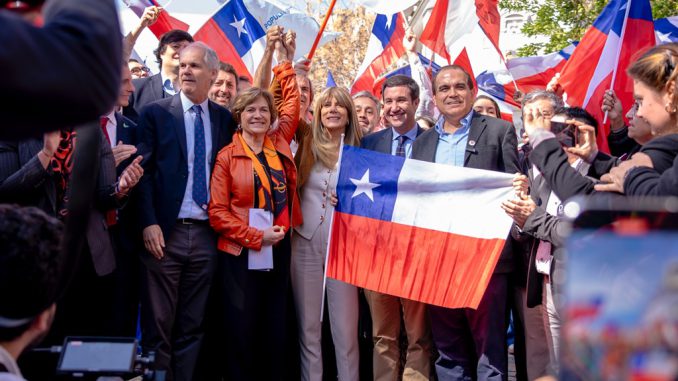 Evelyn Matthei inscribe candidatura y sella alianza de Chile Vamos con Demócratas: “Hoy comienza un futuro mejor”