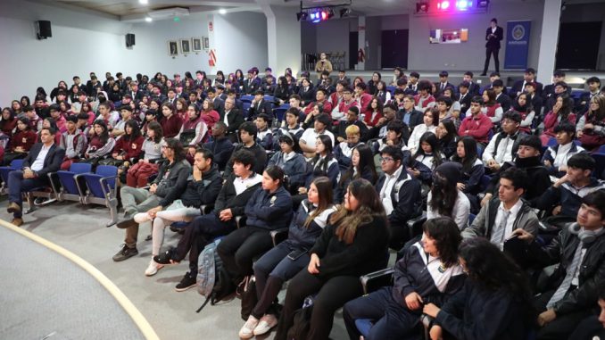 Estudiantes de Antofagasta asisten a charla de Fundación Emilia