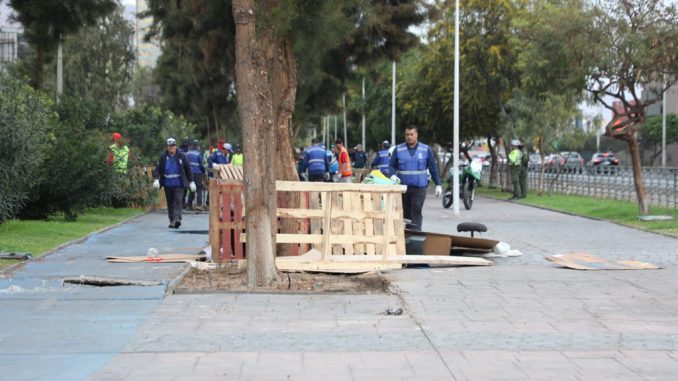 Municipalidad de Antofagasta retira rucos dos veces en menos de 24 horas desde bandejón frente al mall Municipalidad de Antofagasta retira rucos dos veces en menos de 24 horas desde bandejón frente al mall