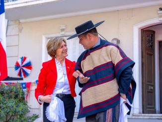 Evelyn Matthei celebra Fiestas Patrias con esquinazo en su comando: “Nuestro desafío es que cada chileno y chilena sienta orgullo de su tierra” Evelyn Matthei celebra Fiestas Patrias con esquinazo en su comando: “Nuestro desafío es que cada chileno y chilena sienta orgullo de su tierra”