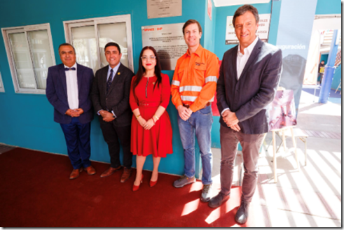 Pié de foto, de izquierda a derecha_ Director escuela Caracoles, Alejandro Rojo, Seremi de educación de Antofagasta, Alonso Fernández, Alcaldesa de Sierra Gorda, Adriana Rivera, Presidente de Pampa Norte, BHP, R