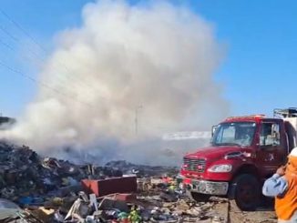 Trabajo coordinado entre Municipalidad de Antofagasta junto con Bomberos y privados permite controlar incendio en Faja Ferroviaria