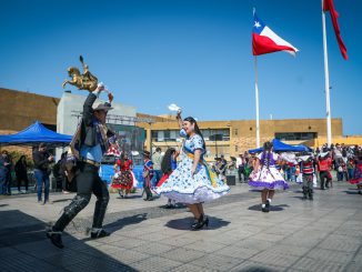“Pañuelos al viento” se tomaron la explanada de la Municipalidad de Antofagasta “Pañuelos al viento” se tomaron la explanada de la Municipalidad de Antofagasta