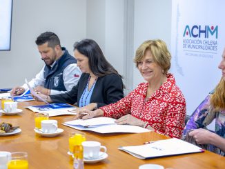 Evelyn Matthei se reúne con alcaldes y recibe propuestas por el desarrollo comunal: “La mejor fórmula es darle dinero permanente a los municipios” Evelyn Matthei se reúne con alcaldes y recibe propuestas por el desarrollo comunal: “La mejor fórmula es darle dinero permanente a los municipios”
