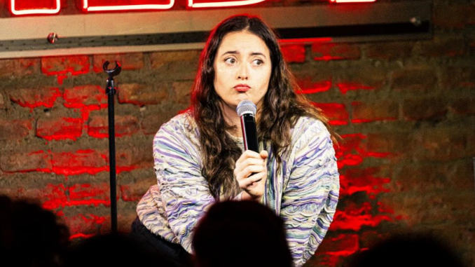 Comediante Paloma Salas llega por primera vez a Antofagasta con su humor filoso y sin filtro