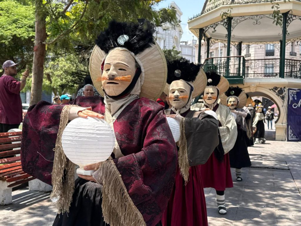 “Ckuri, Limpiadores de Pueblos” de La Huella Teatro encantó a comunidad antofagastina “Ckuri, Limpiadores de Pueblos” de La Huella Teatro encantó a comunidad antofagastina