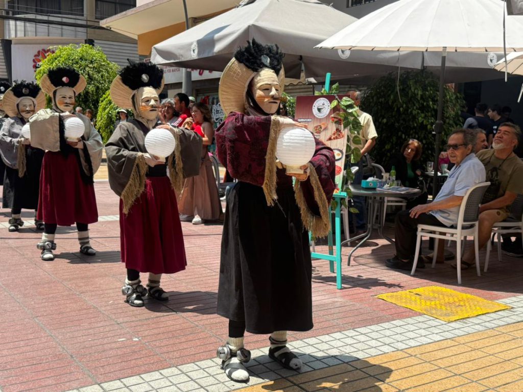“Ckuri, Limpiadores de Pueblos” de La Huella Teatro encantó a comunidad antofagastina “Ckuri, Limpiadores de Pueblos” de La Huella Teatro encantó a comunidad antofagastina