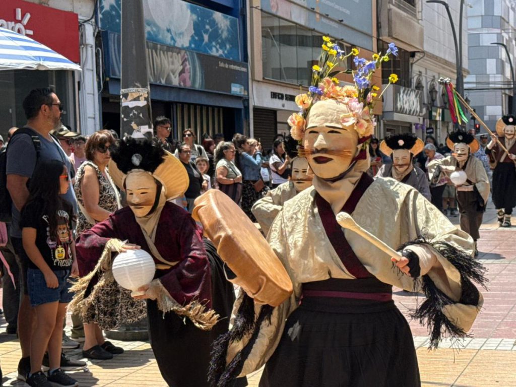 “Ckuri, Limpiadores de Pueblos” de La Huella Teatro encantó a comunidad antofagastina “Ckuri, Limpiadores de Pueblos” de La Huella Teatro encantó a comunidad antofagastina