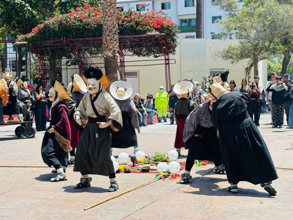 “Ckuri, Limpiadores de Pueblos” de La Huella Teatro encantó a comunidad antofagastina “Ckuri, Limpiadores de Pueblos” de La Huella Teatro encantó a comunidad antofagastina