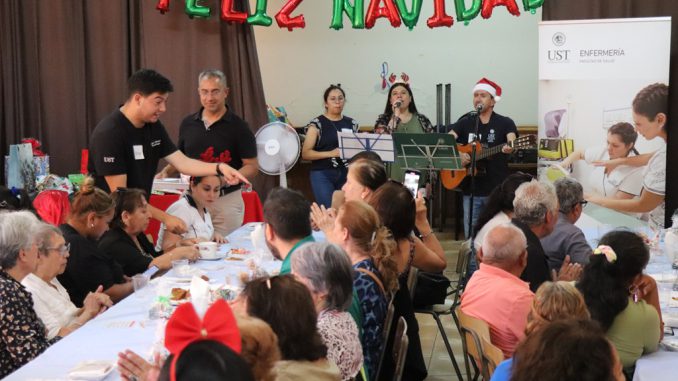 Estudiantes universitarios realizan bingo navide&ntilde;o a personas mayores en capilla Andacollo de Antofagasta
