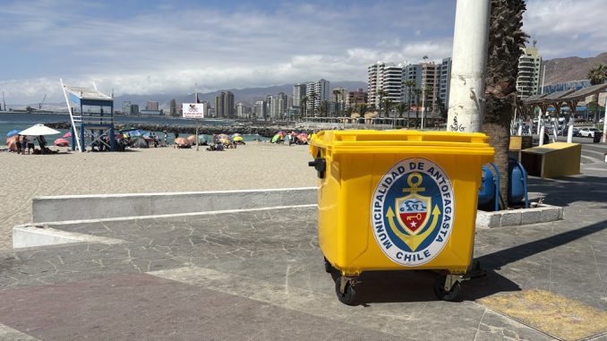 Municipio de Antofagasta instala 120 nuevos basureros de cara a la temporada estival