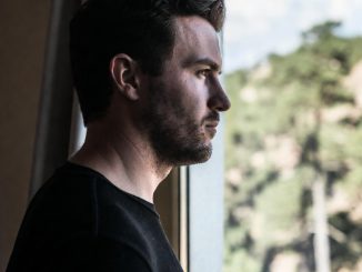 ¿Los hombres no lloran? Cómo las normas de género ocultan la depresión masculina y cómo romper el silencio